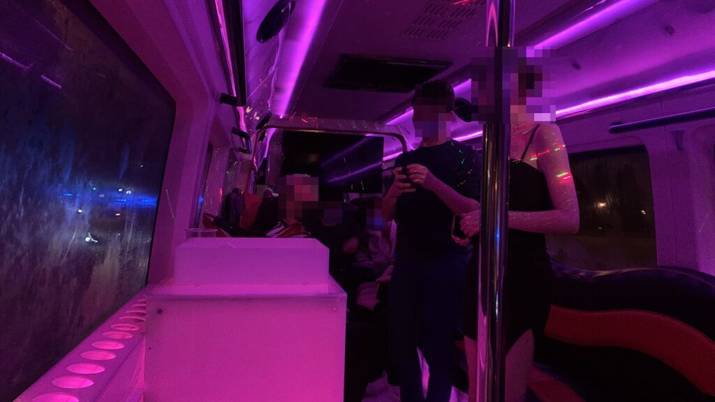 La policía intercepta un 'microbús-discoteca' donde bailaban y bebían sin mascarillas en Málaga