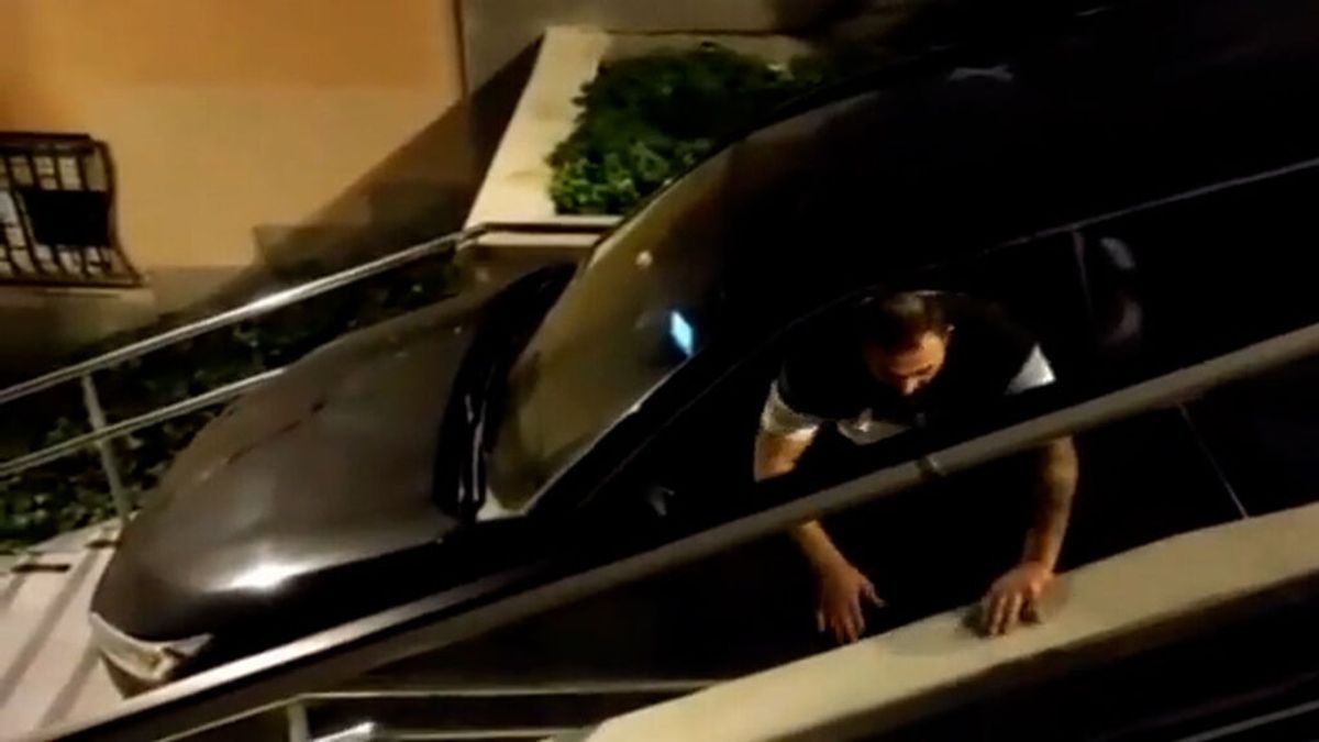 Un conductor bebido y drogado encalla su coche en unas escaleras peatonales de Barcelona Un conductor bebido y drogado encalla su coche en unas escaleras peatonales de Barcelona