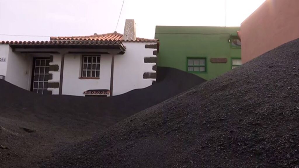 Esperanza entre la destrucción en La Palma: vecinos luchan por reabrir sus negocios y "que la vida continúe"