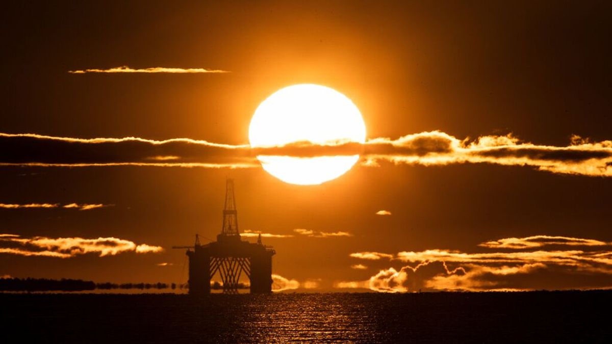 La AIE revisa al alza su previsión de la demanda mundial de petroleo para 2022 y empuja su precio a máximos en ocho años La AIE revisa al alza su previsión de la demanda mundial de petroleo para 2022 y empuja su precio a máximos en ocho años