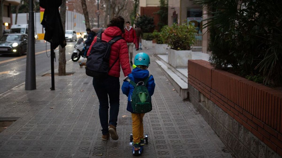 Caos en colegios catalanes con sustitutos que no llegan y un 6,5 % de estudiantes confinados