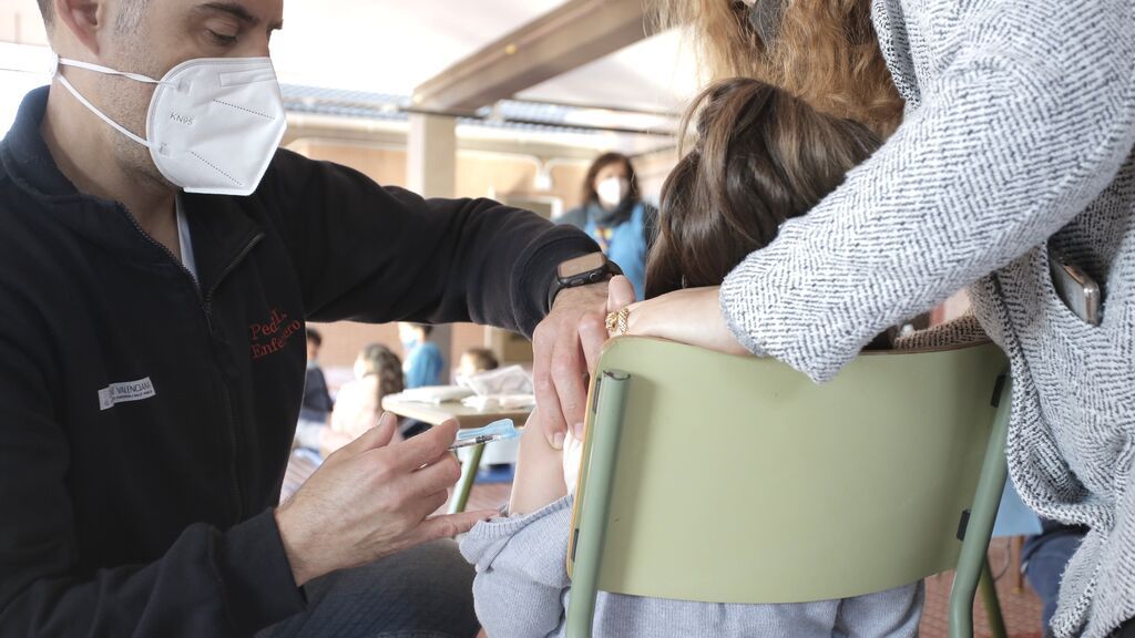 Vacunan dos veces en un mismo día un niña de siete años contra el coronavirus, en su colegio de Mérida