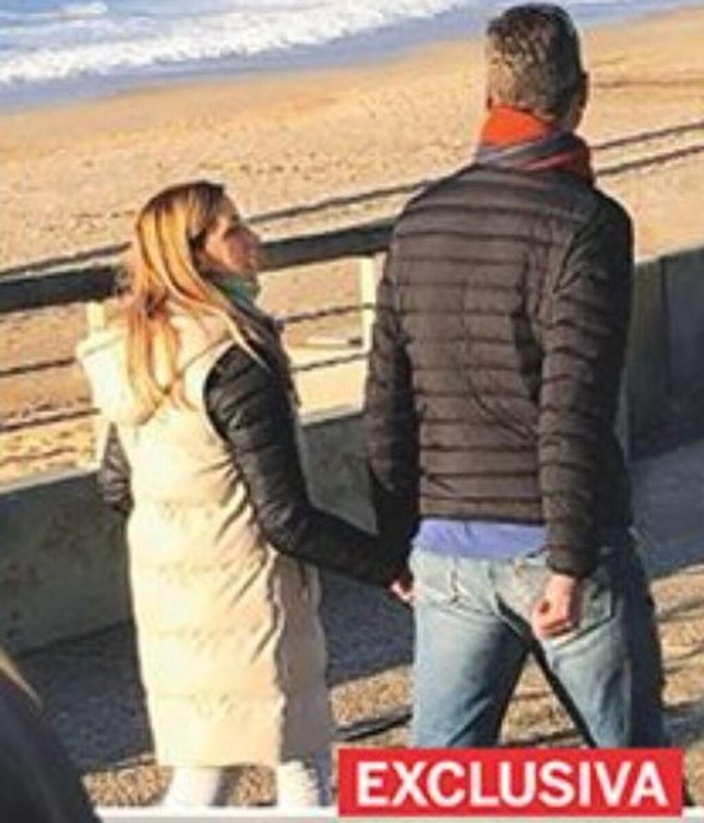 Urdangarin pasea con una mujer, en la portada de la revista