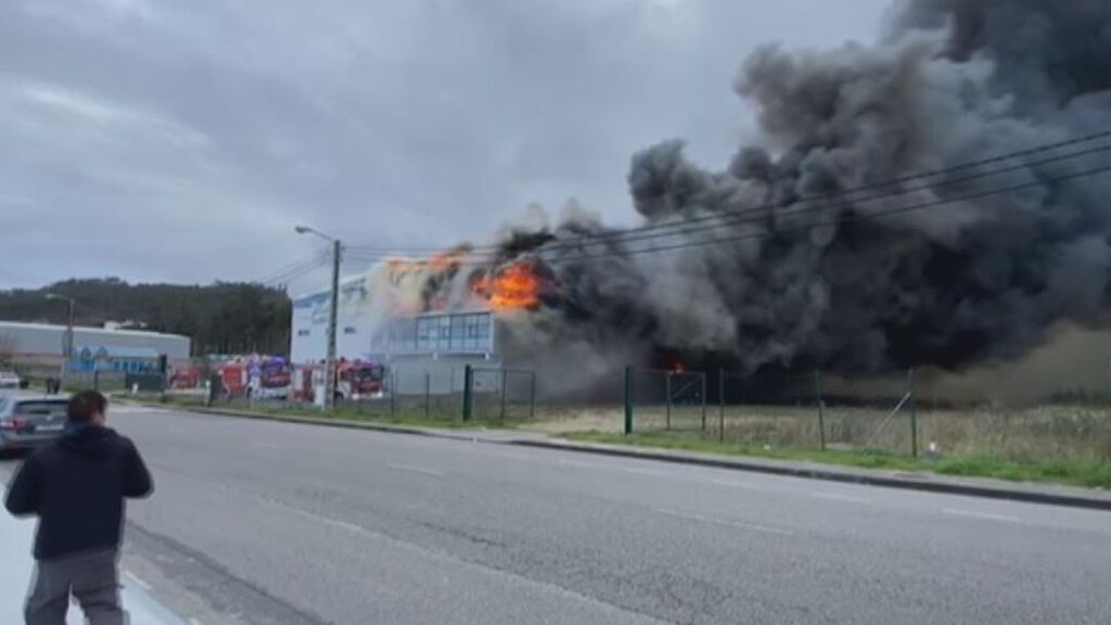 Un voraz incendio calcina una nave industrial en Cervo