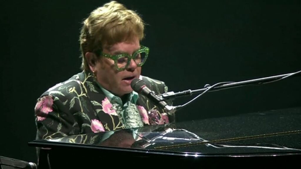 Elton John returns to the stage to resume his last tour, interrupted by the pandemic