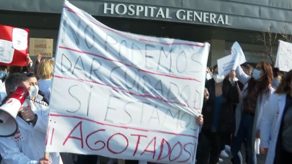 La protesta de los sanitarios del hospital de Sant Boi de Llobregat