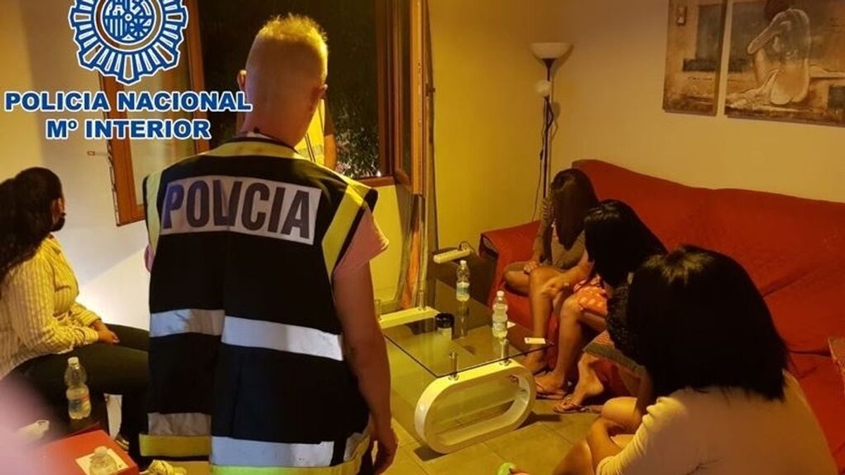 Policía llevó 5 veces de vuelta al centro a la menor tutelada en Madrid prostituida por su padre Policía llevó 5 veces de vuelta al centro a la menor tutelada en Madrid prostituida por su padre