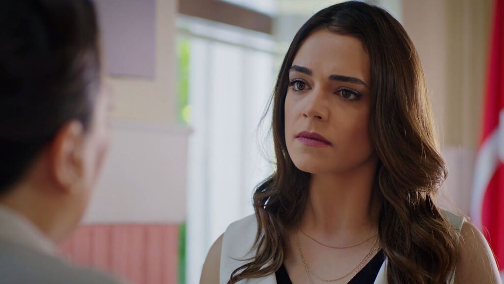 Feride amenaza a la señora Neriman