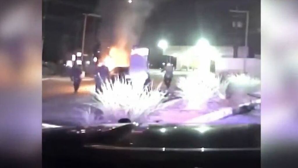 Una agente de Policía rescata a una conductora atrapada en un coche en llamas