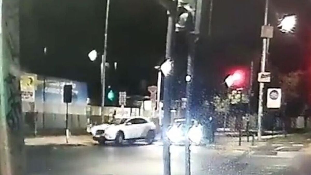 Una conductora atropella a uno de los delincuentes que intentaban robarle en plena calle en Chile