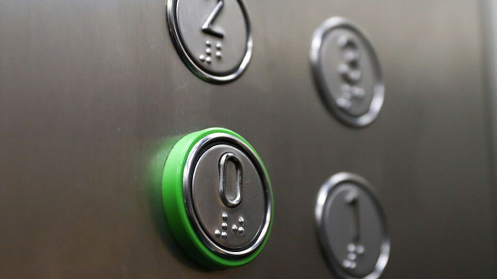 El bajo uso de los ascensores lo deja claro: ha caído la asistencia a las oficinas por ómicron