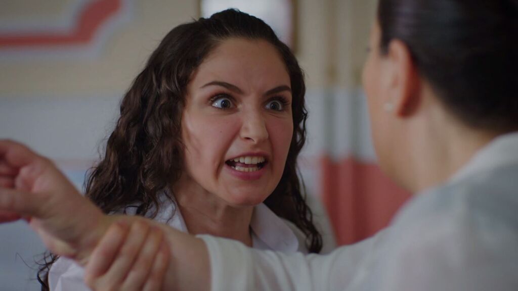 Songül se enfrenta a la señora Neriman