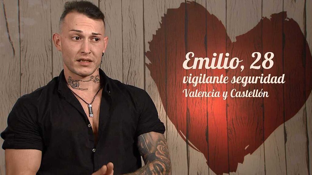 Emilio ante su tatuaje de la creación de Miguel Ángel: “Soy una obra de arte”