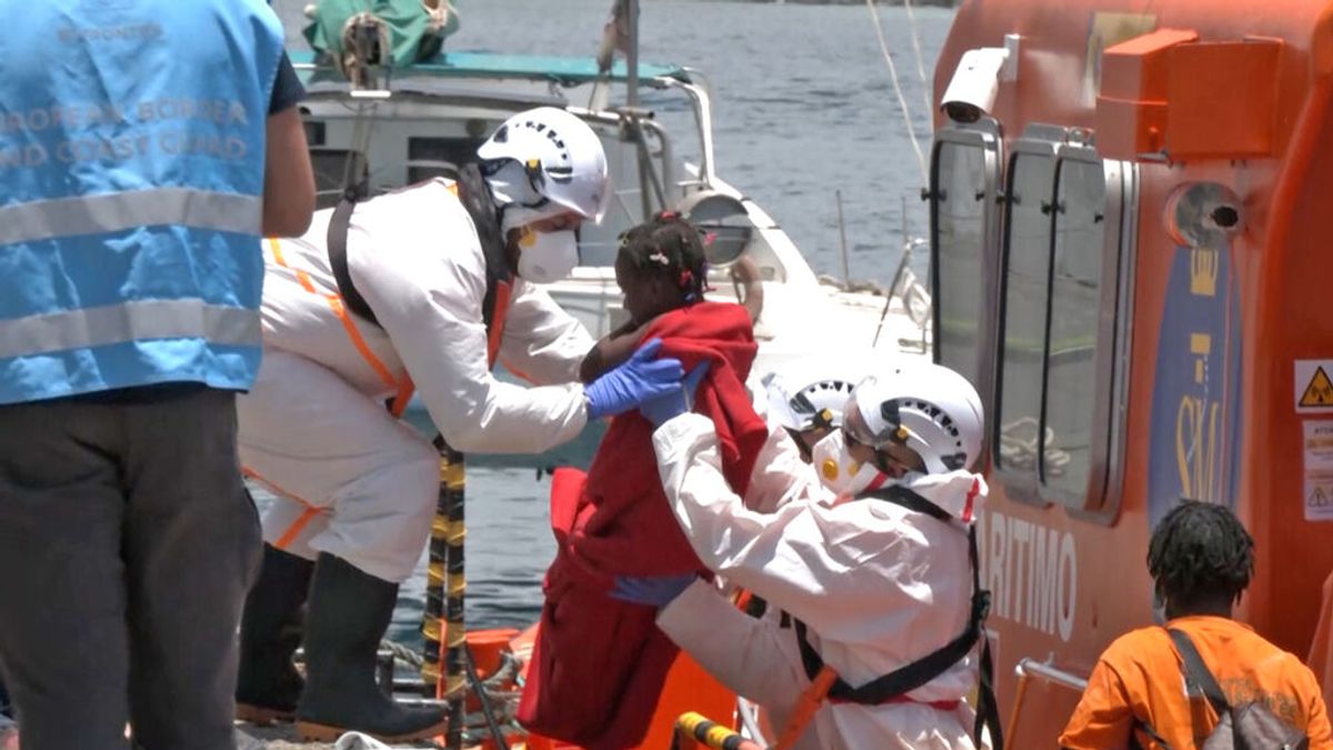 Rescatados cinco menores de 4 a 6 años en una patera con 20 personas en Alicante