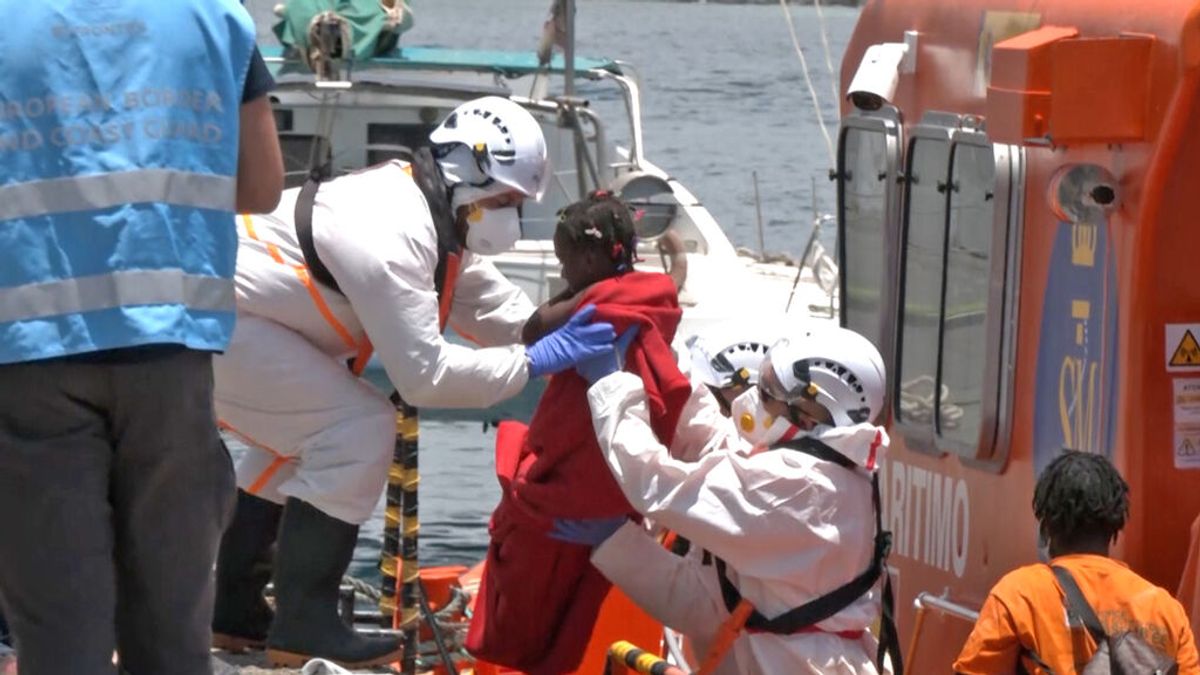 Rescatados cinco menores de 4 a 6 años en una patera con 20 personas en Alicante Rescatados cinco menores de 4 a 6 años en una patera con 20 personas en Alicante