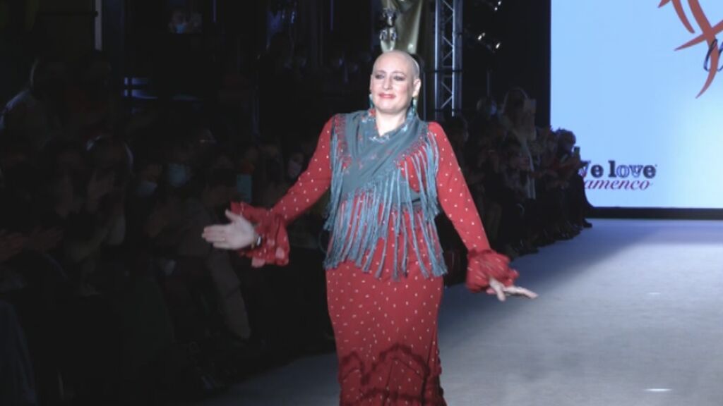 Mujeres con cáncer participan en un desfile solidario en Sevilla