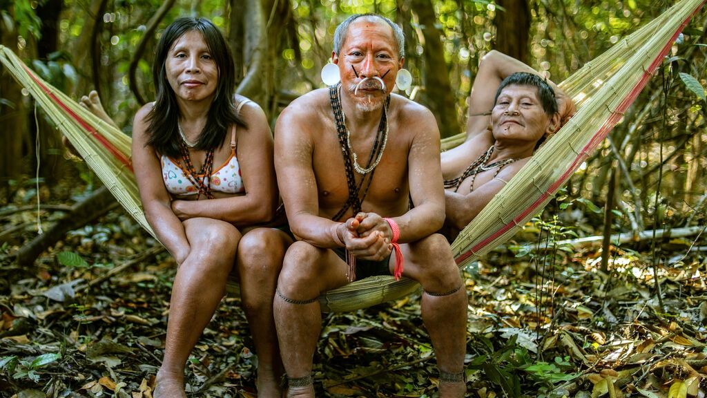 Hombre y dos cónyuges en el Amazonas
