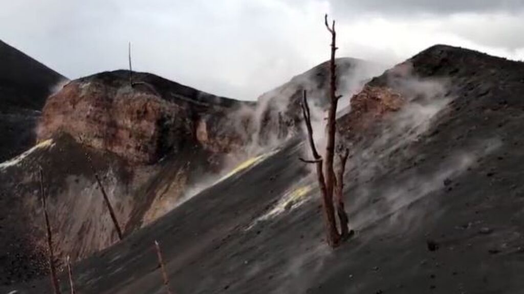 El volcán de La Palma sigue desgasificando un mes después: las imágenes de los cráteres