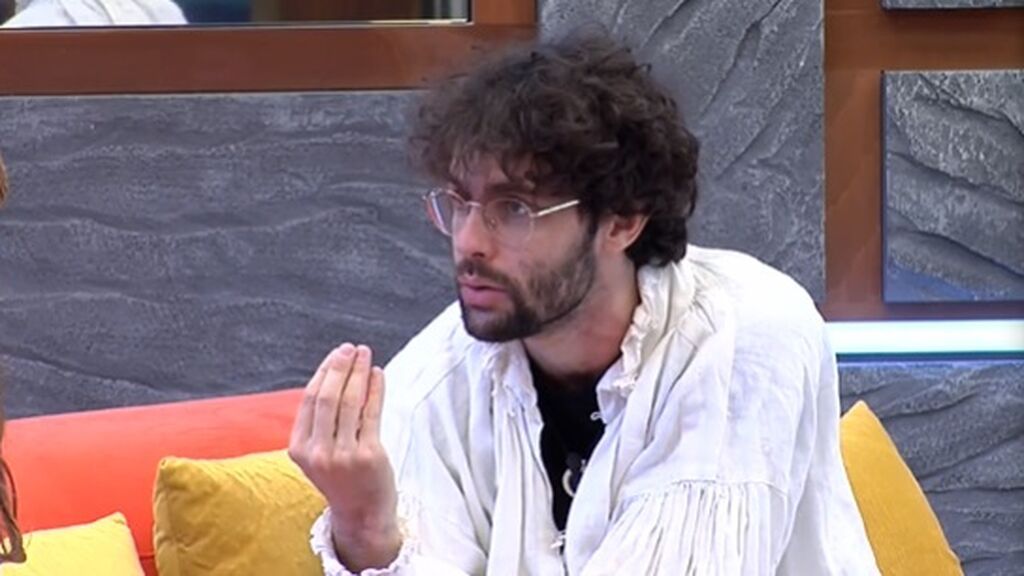 Rafa se cansa de la conversación con Carmen