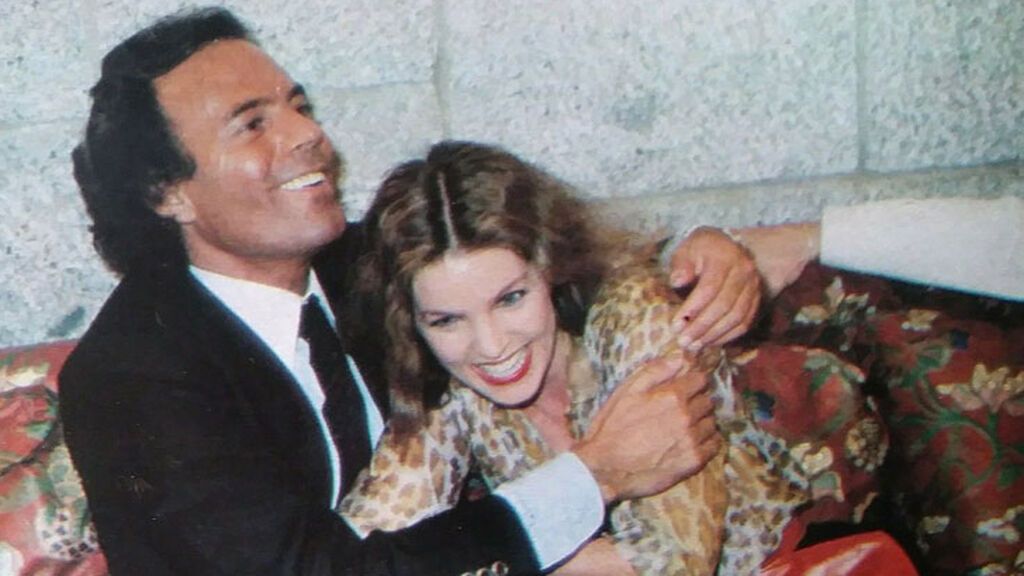 Julio mantuvo un breve romance con la viuda de Elvis Presley.