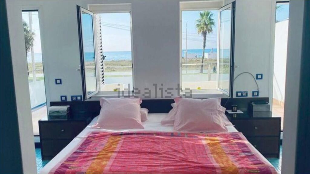 Está situada en Castelldefels, en primera línea de playa