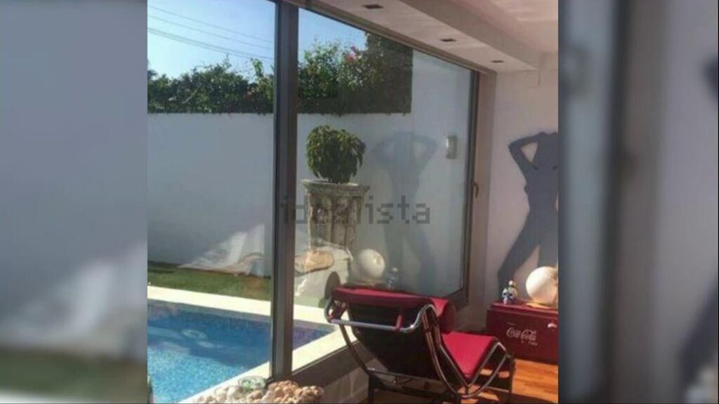 Cuenta con un salón acristalado con vistas al jardín