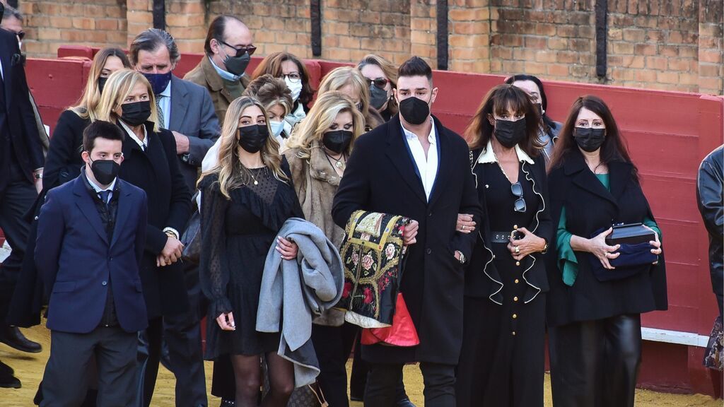 La familia del torero, con sus cenizas durante su despedida pública