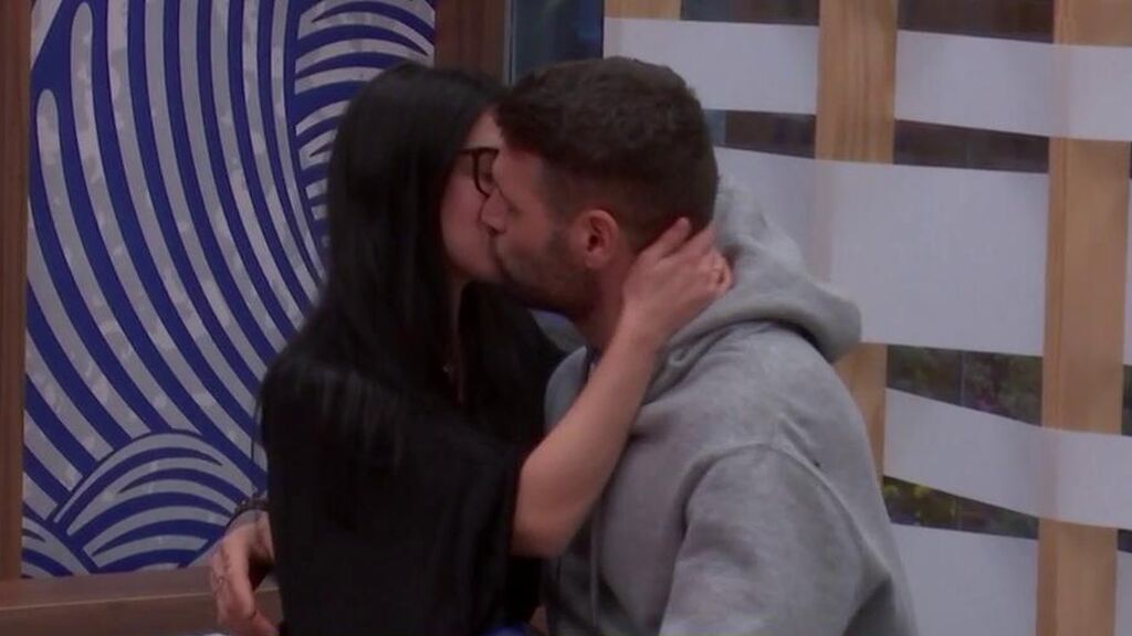 Las imágenes del beso entre Alberto y Elena