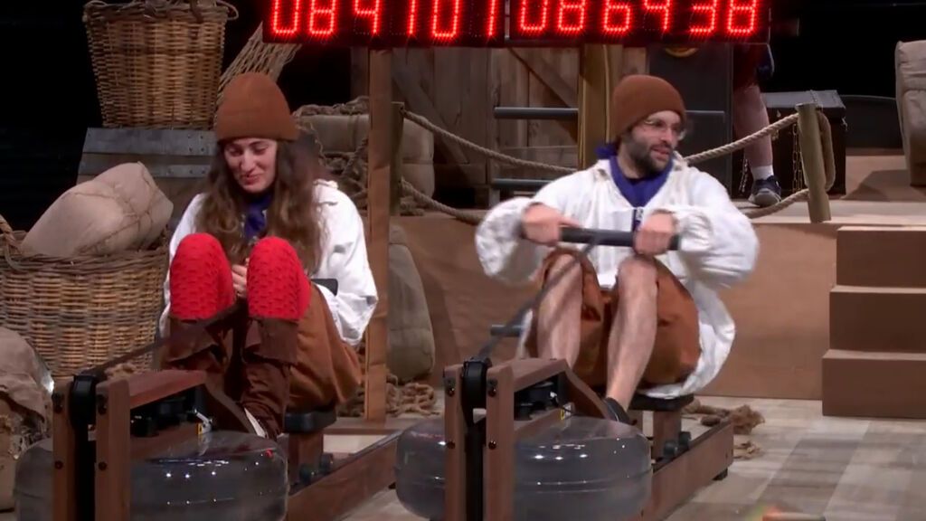 Carmen raja con su confidente