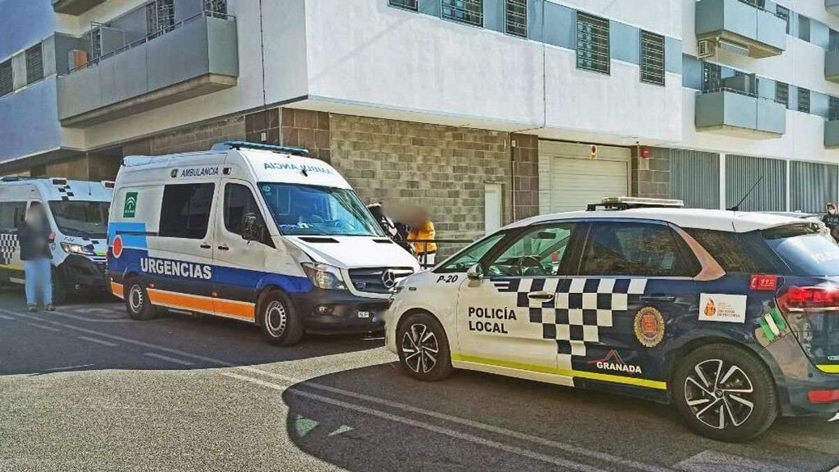 EuropaPress_4210636_coche_policia_local_frente_ambulancia