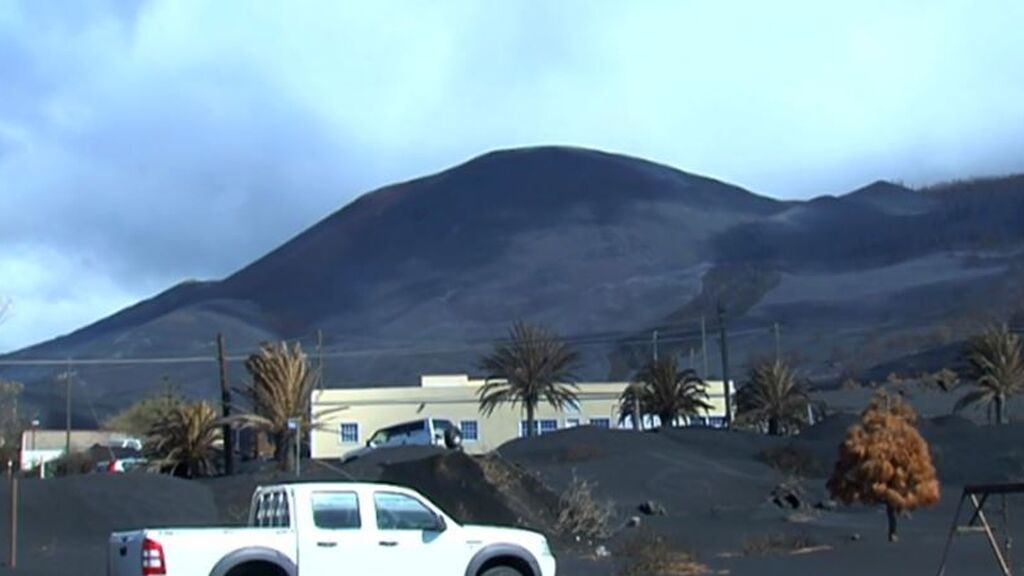 Los vecinos de Las Manchas no pueden regresar a sus casas casi un mes después del fin d la erupción del volcán de La Palma