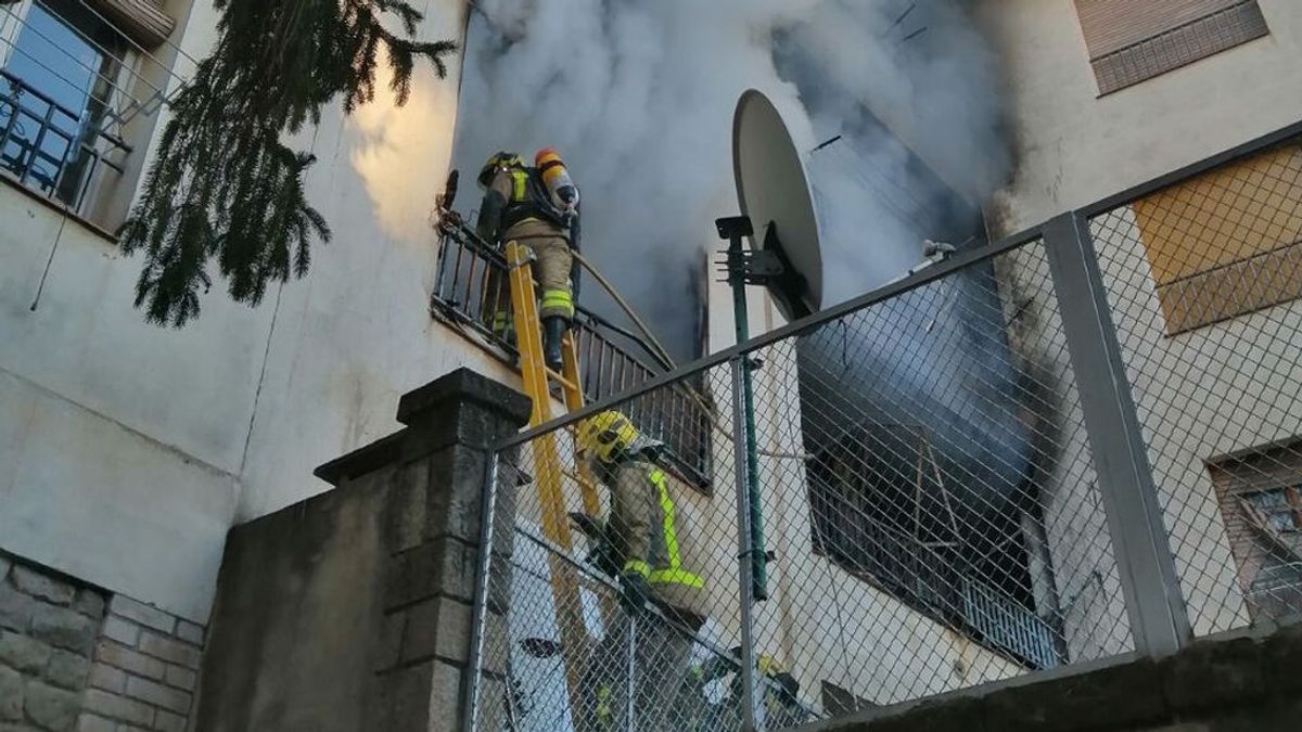 Evacuadas 100 personas de más de tres edificios por un incendio en un piso de Solsona Evacuadas 100 personas de más de tres edificios por un incendio en un piso de Solsona