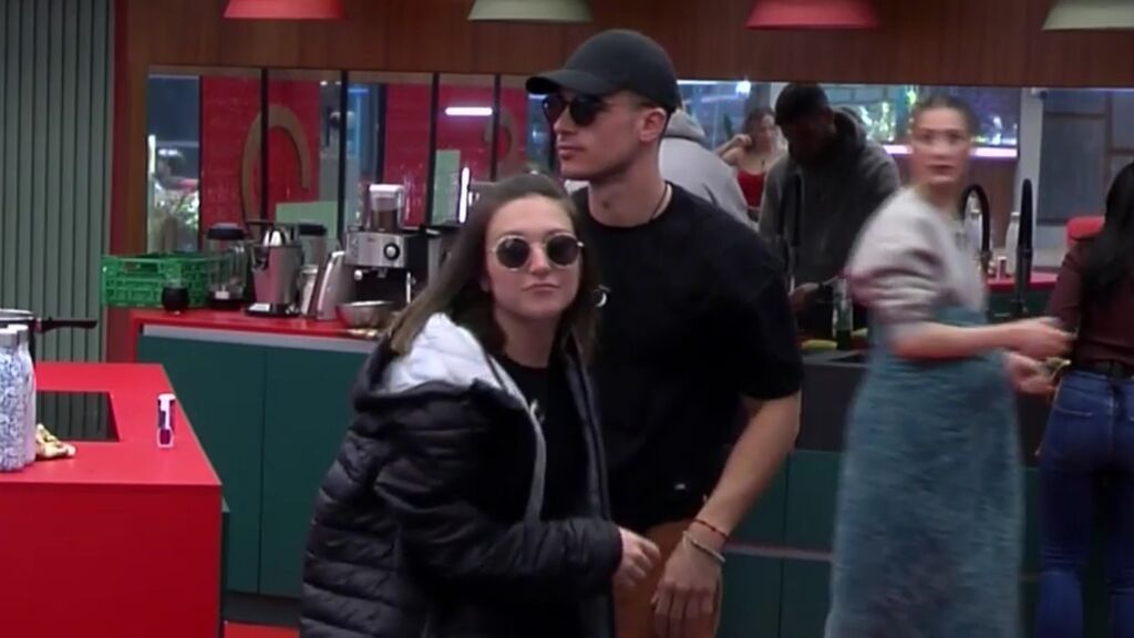 Efusivo abrazo de Marta y Adrián