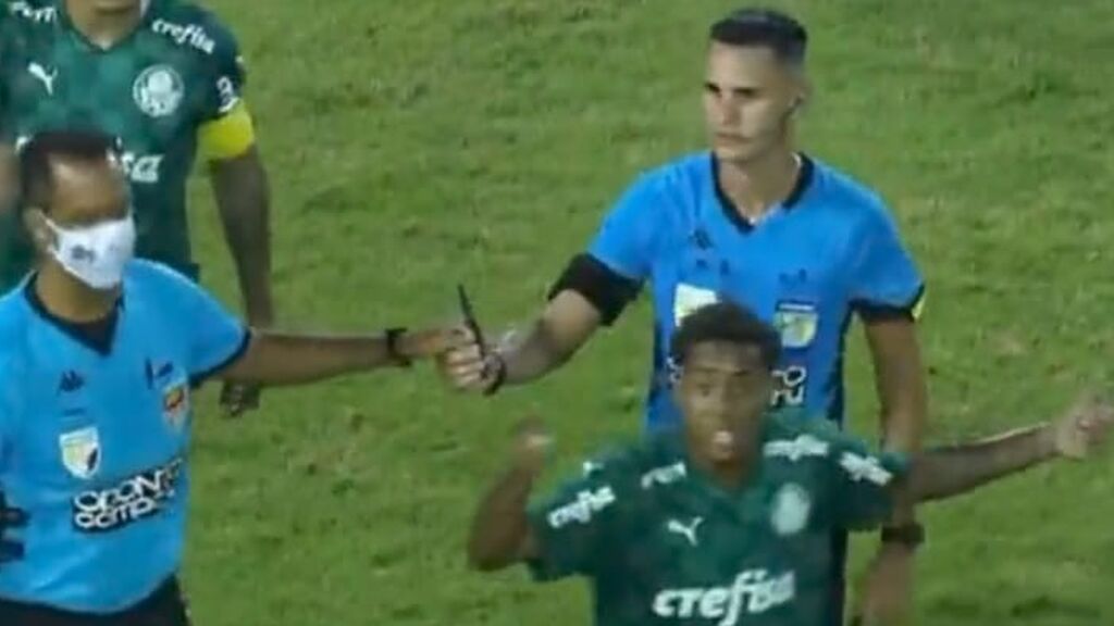 Un aficionado invade el campo de fútbol en Brasil e intenta apuñalar a un jugador rival