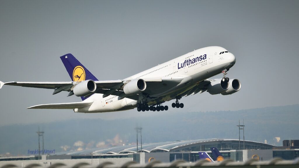 La aerolínea alemana Lufthansa cambia el horario de los vuelos nocturnos a Kiev por la "tensión política"