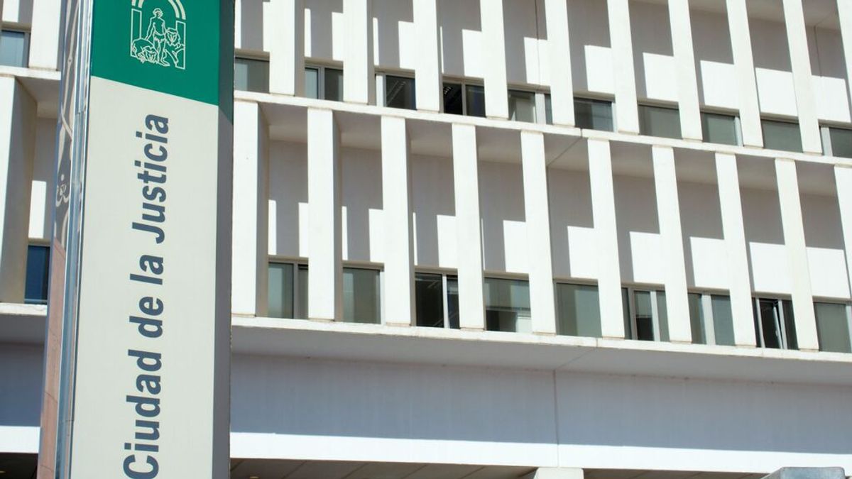 Juzgan a un hombre para el que piden nueve años por lesionar y encerrar a su pareja en la terraza Juzgan a un hombre para el que piden nueve años por lesionar y encerrar a su pareja en la terraza