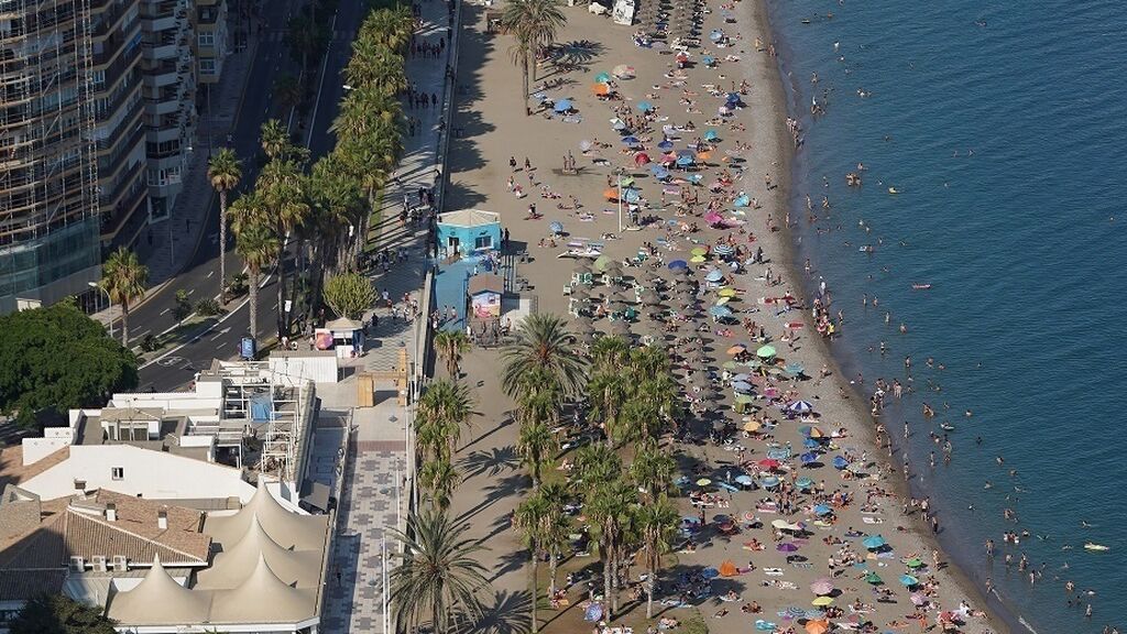 Rescatan un cuerpo sin vida en la orilla de la playa de la Malagueta (Málaga)