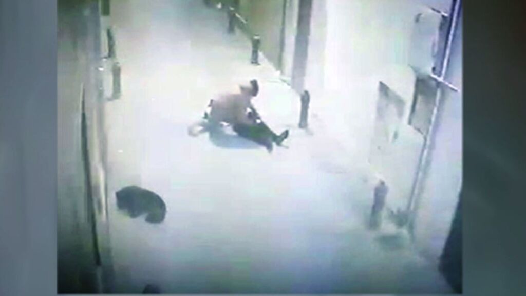 Una cámara grabó el mortal asalto al exconcejal José Miguel Castillo en Granada: fue derribado de un violento puñetazo