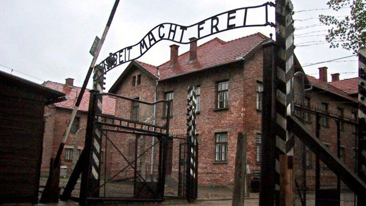 Detenida una turista holandesa por realizar el saludo nazi en el campo de concentración de Auschwitz