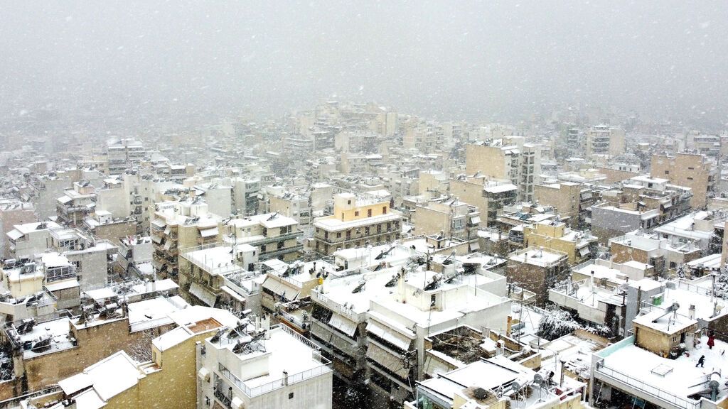 EuropaPress_4213664_24_january_2022_greece_athens_snow_falls_on_the_roofs_of_the_greek_capital