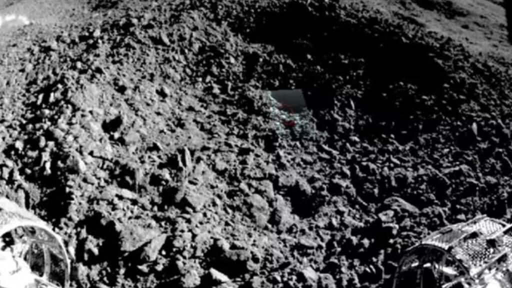 EuropaPress_2381047_extrano_material_hallado_crater_luna_rover_chino_yutu