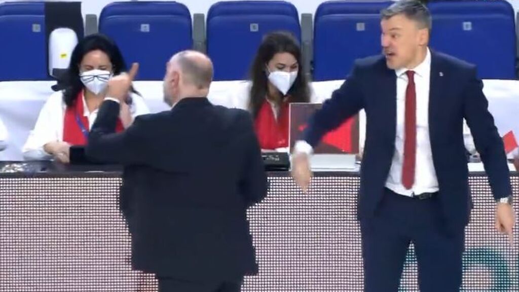 Pablo Laso y Sarunas Jasikevicius discutieron en la pista.