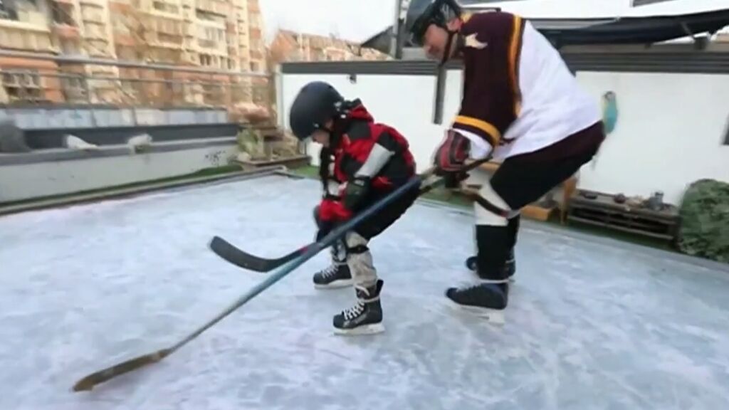 Hace una pista de hielo en su terraza para practicar hockey durante su confinamiento por covid
