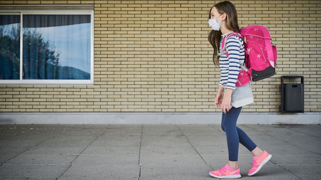 Niños recuperados de la covid pero con su aula en cuarentena: ¿pueden ir a clase?