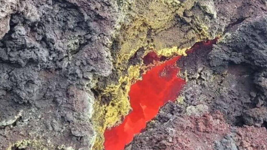 Un mes despues del finalizar la erupción, todavía hay magma a 800º en las bocas del volcán de La Palma