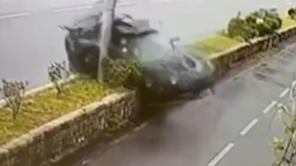 Empotra su coche contra una mediana en Hong Kong y sale herido leve