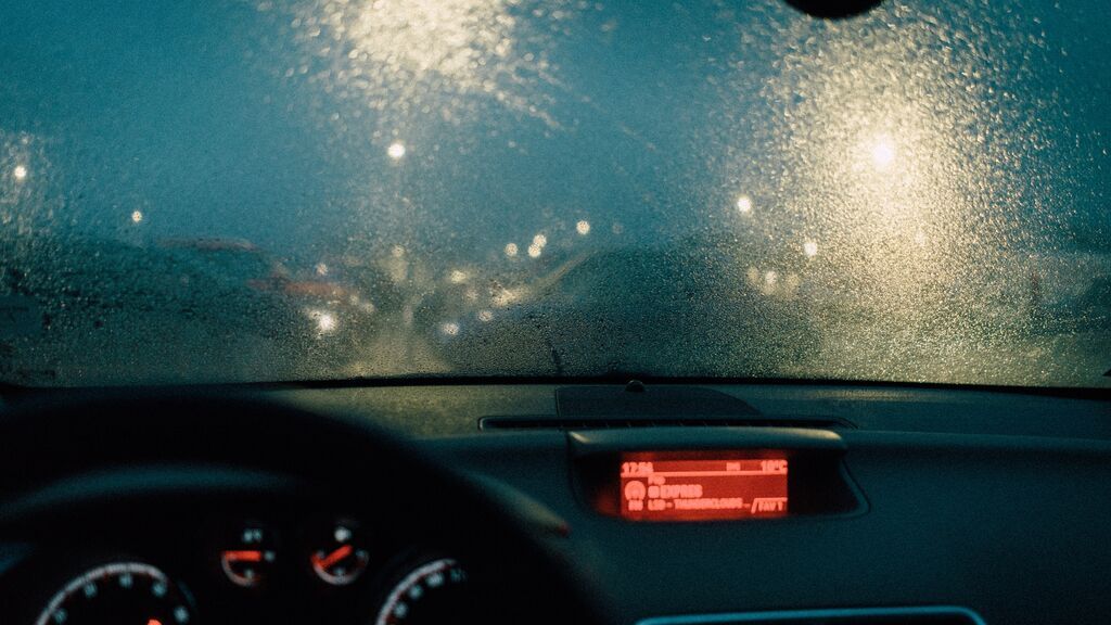 Qué pasa cuando el agua de la lluvia llega a la mitad de la rueda del coche