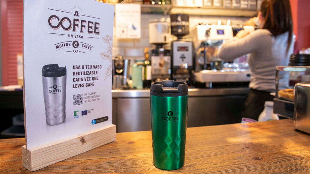 El Ayuntamiento de A Coruña lanza una campaña para reducir residuos repartiendo vasos reutilizables en las cafeterías El Ayuntamiento de A Coruña lanza una campaña para reducir residuos repartiendo vasos reutilizables en las cafeterías