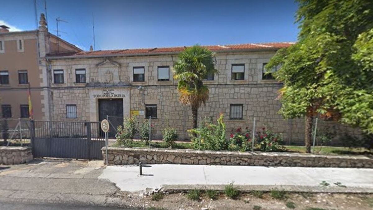 La Guardia Civil elimina su último símbolo franquista, un escudo en el cuartel de Brihuega La Guardia Civil elimina su último símbolo franquista, un escudo en el cuartel de Brihuega