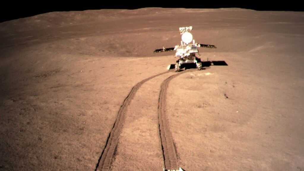 El rover chino encuentra terreno pegajoso en la cara oculta de la Luna: ¿De qué está formado?